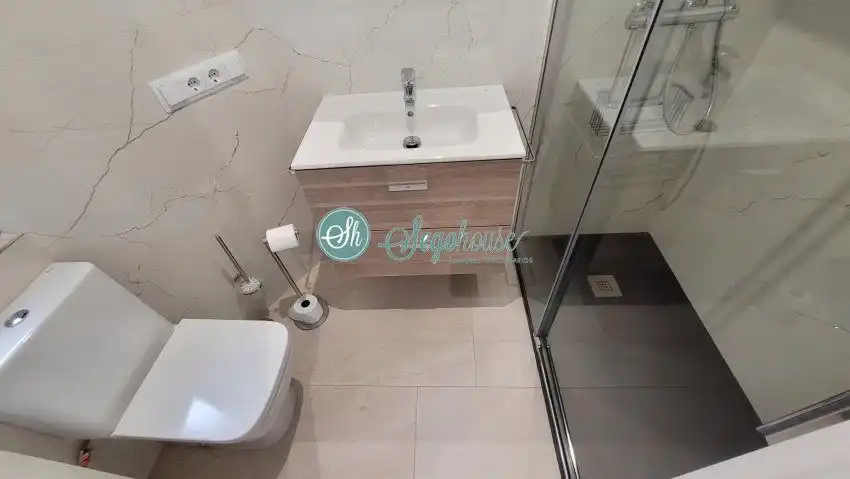 Baño de Piso de alquiler en Segovia con Aire acondicionado, Calefacción y Terraza