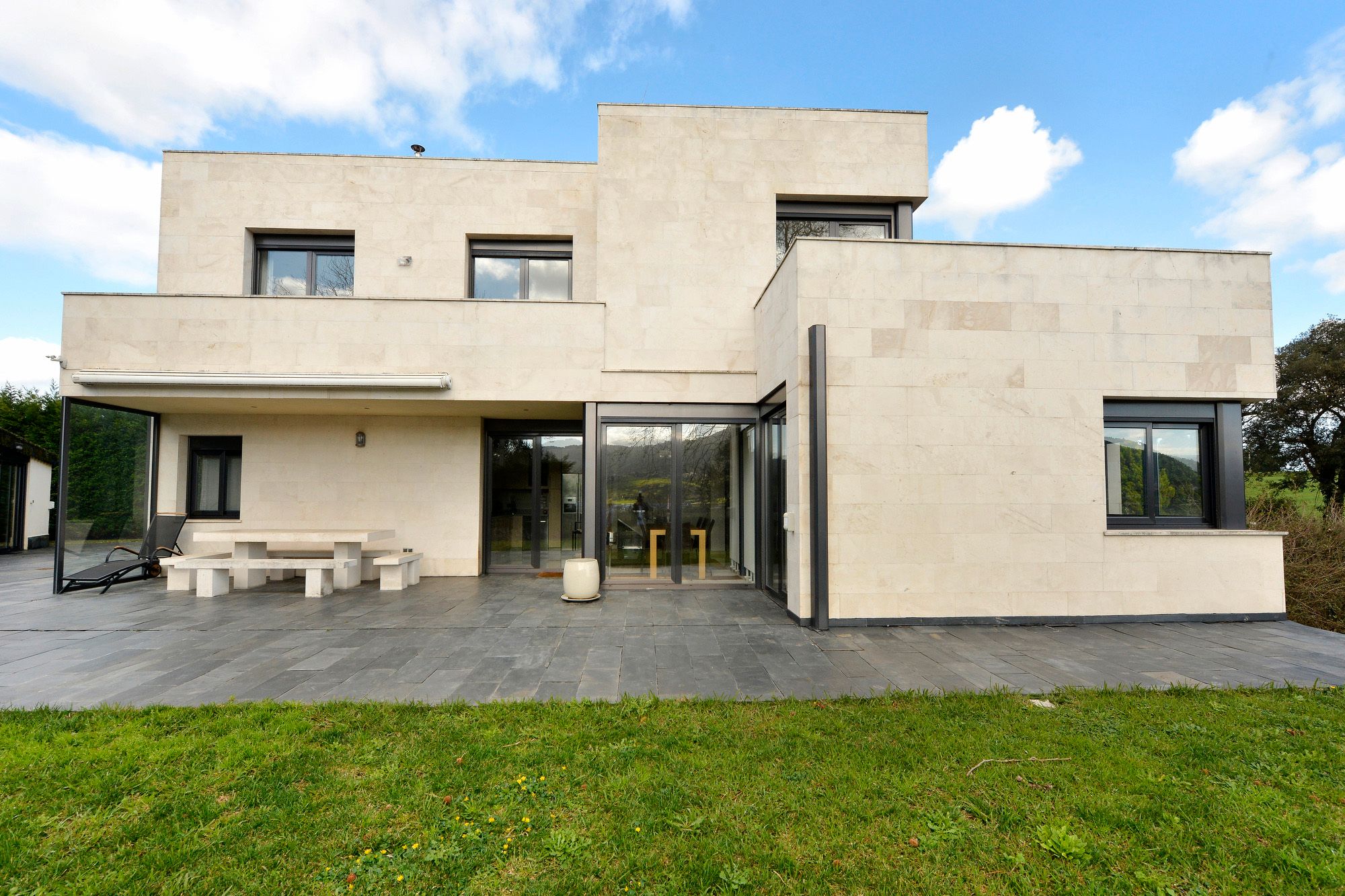 Vista exterior de Casa o xalet en venda en Marina de Cudeyo amb Aire condicionat, Calefacció i Jardí privat