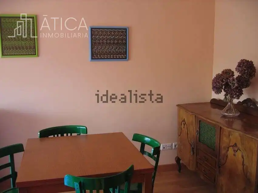 Schlafzimmer von Dachboden zur Miete in Salamanca mit Heizung und Möbliert