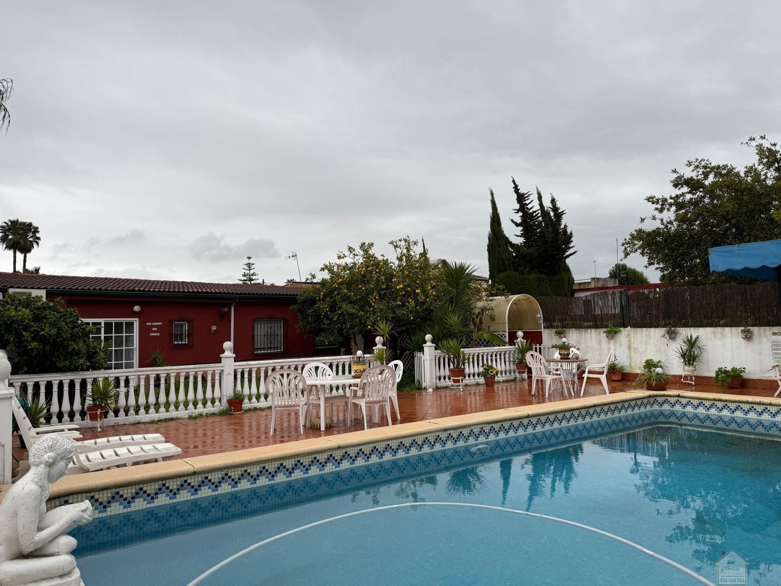 Piscina de Casa o xalet de lloguer en Alcalá de Guadaira amb Aire condicionat, Terrassa i Traster
