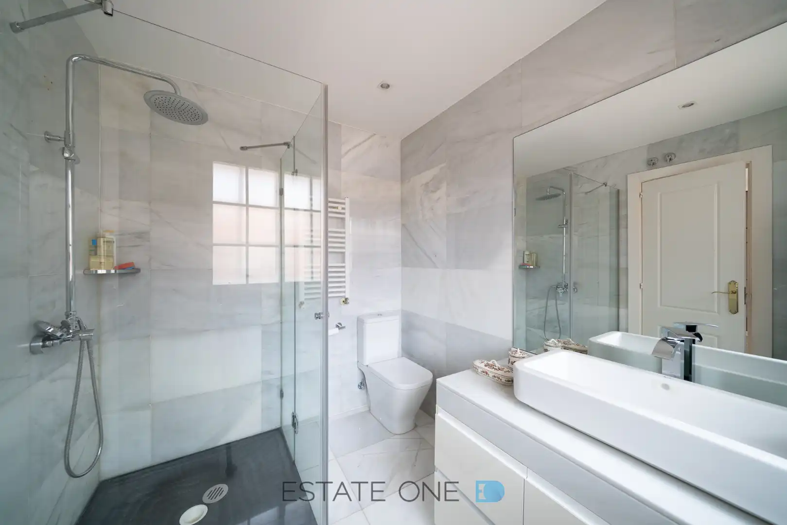 Baño de Casa adosada en venta en Madrid con Aire acondicionado, Calefacción y Jardín privado