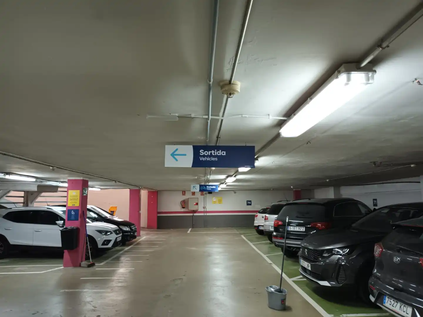 Motorradstellplatz zur Miete in Carrer de Nàpols 21, imagen 4