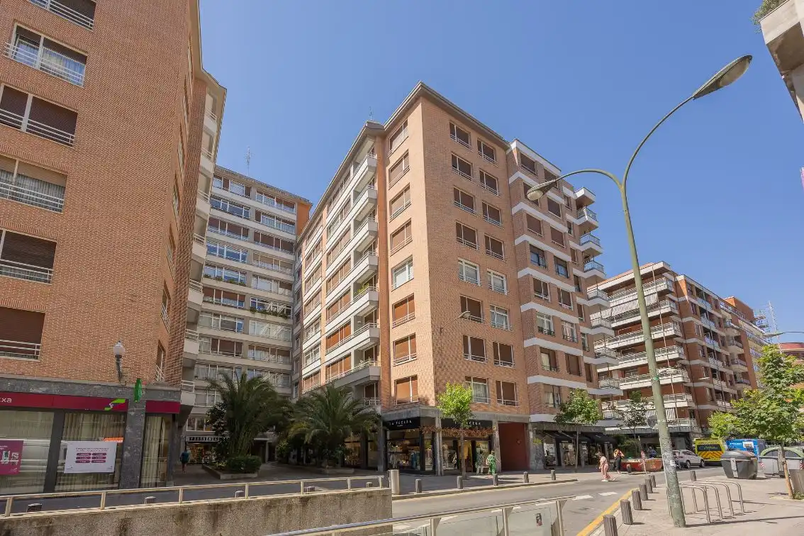 Vista exterior de Pis en venda en Bilbao  amb Calefacció