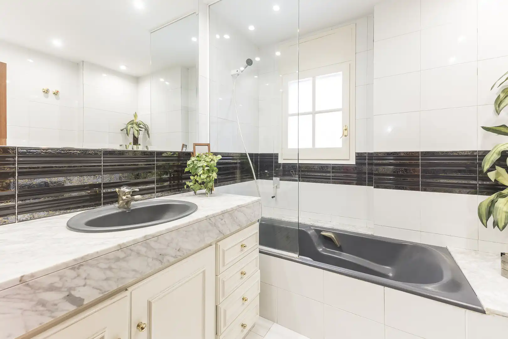 Baño de Piso en venta en Barcelona con Calefacción, Jardín privado y Terraza