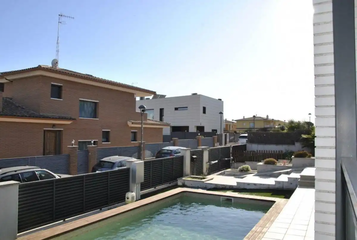 Piscina de Casa o xalet en venda en Cunit amb Calefacció, Jardí privat i Parquet