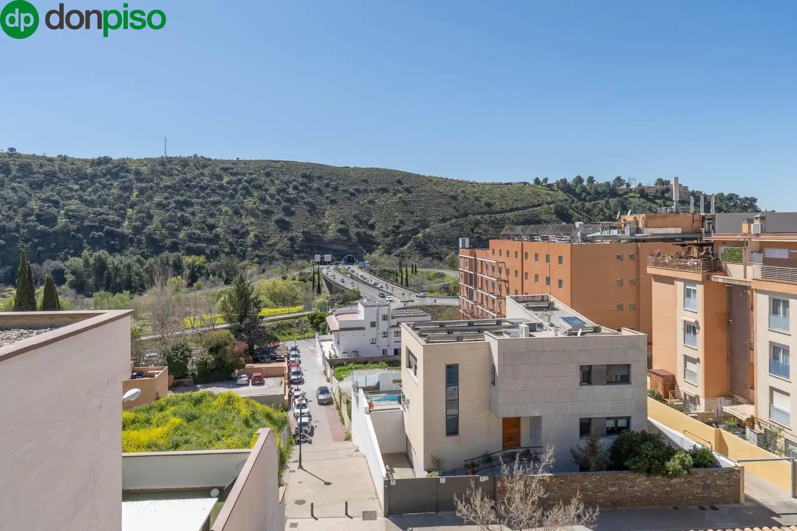 Außenansicht von Einfamilien-Reihenhaus zum Verkauf in Granada mit Klimaanlage und Terrasse