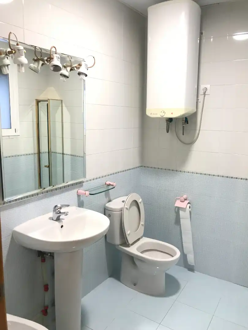 Bany de Apartament de lloguer en Ciudad Real amb Moblat