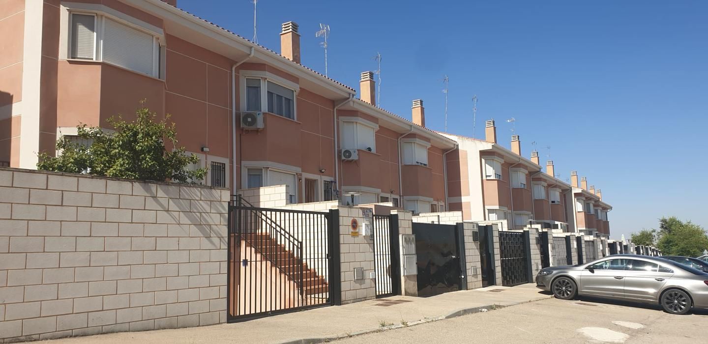 Exterior view of Single-family semi-detached for sale in Saelices  with Heating