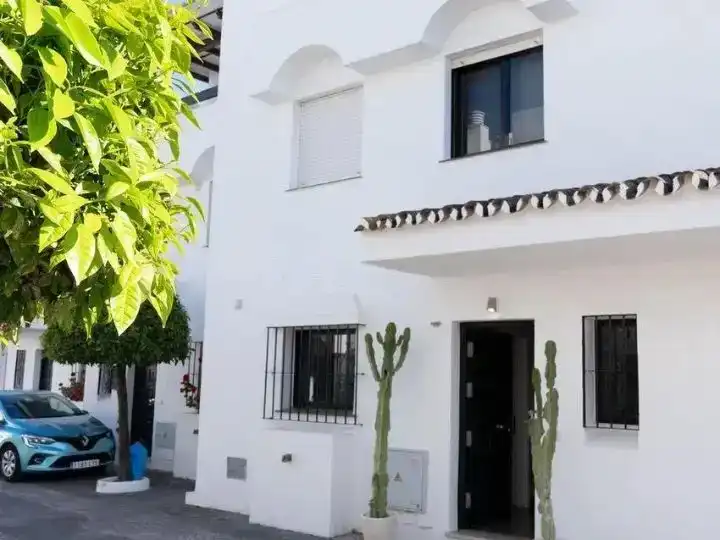 Vista exterior de Casa adosada en venta en Marbella con Aire acondicionado, Jardín privado y Piscina