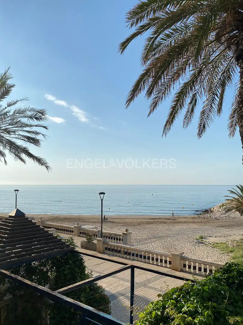 Vista exterior de Pis de lloguer en Sitges amb Aire condicionat, Calefacció i Terrassa