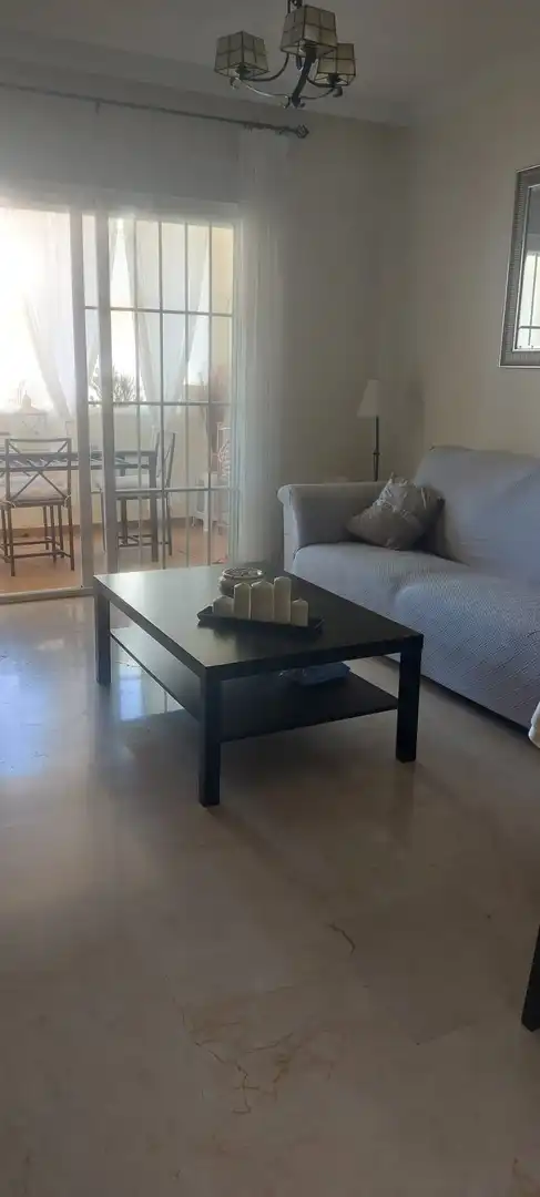 Wohnzimmer von Wohnung zur Miete in Manilva mit Klimaanlage, Heizung und Privatgarten