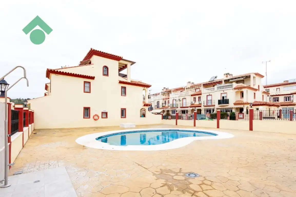 Vista exterior de Casa adosada en venda en Vélez-Málaga amb Aire condicionat, Terrassa i Piscina comunitària