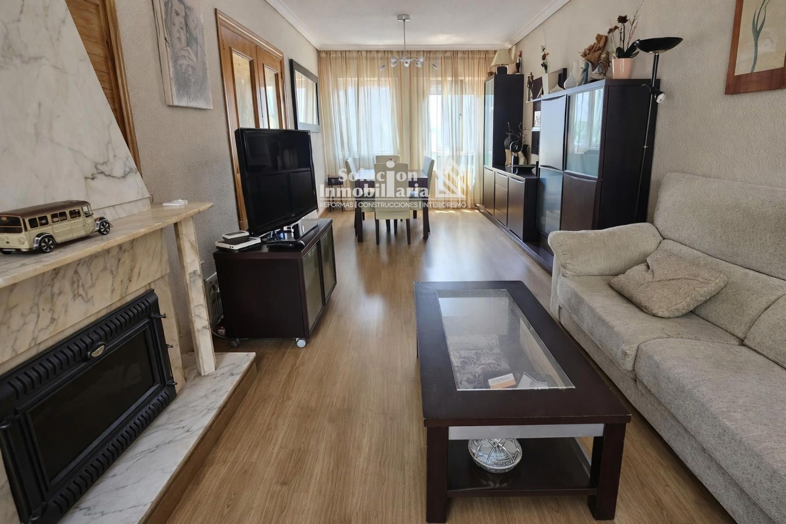 Sala d'estar de Casa adosada en venda en Villares de la Reina amb Calefacció, Terrassa i Traster