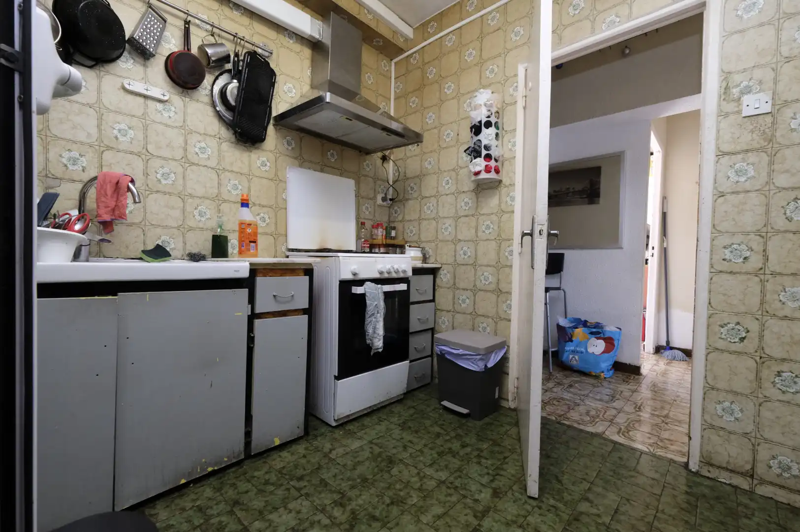 Cuina de Pis en venda en Barcelona amb Forn i Balcó