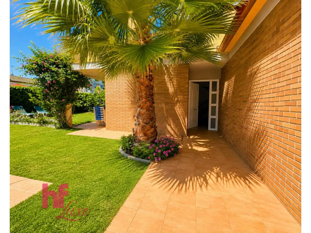 Vista exterior de Casa o xalet en venda en Cubelles amb Aire condicionat, Calefacció i Jardí privat