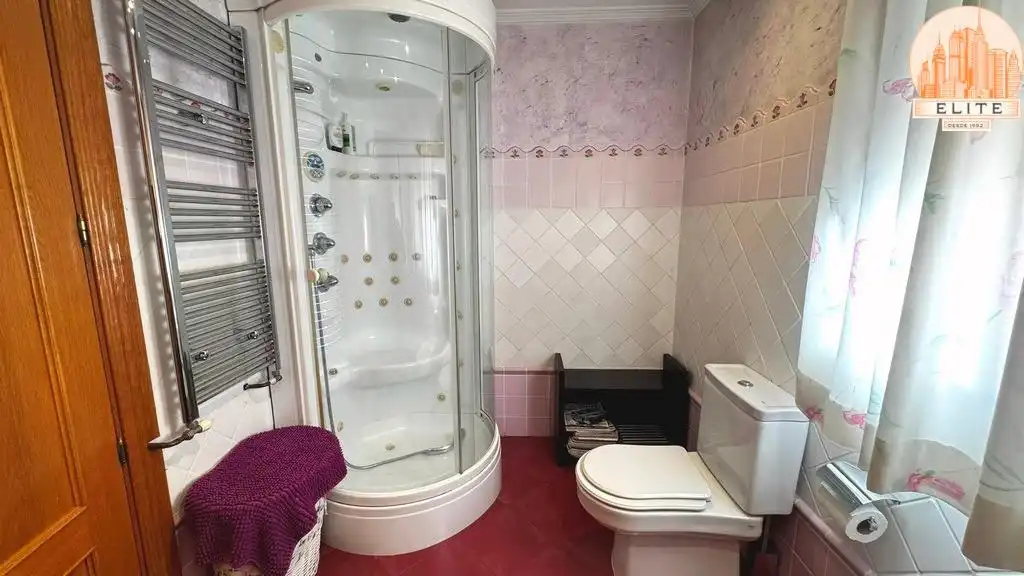 Baño de Casa adosada en venta en Torrejón de la Calzada con Aire acondicionado, Calefacción y Jardín privado