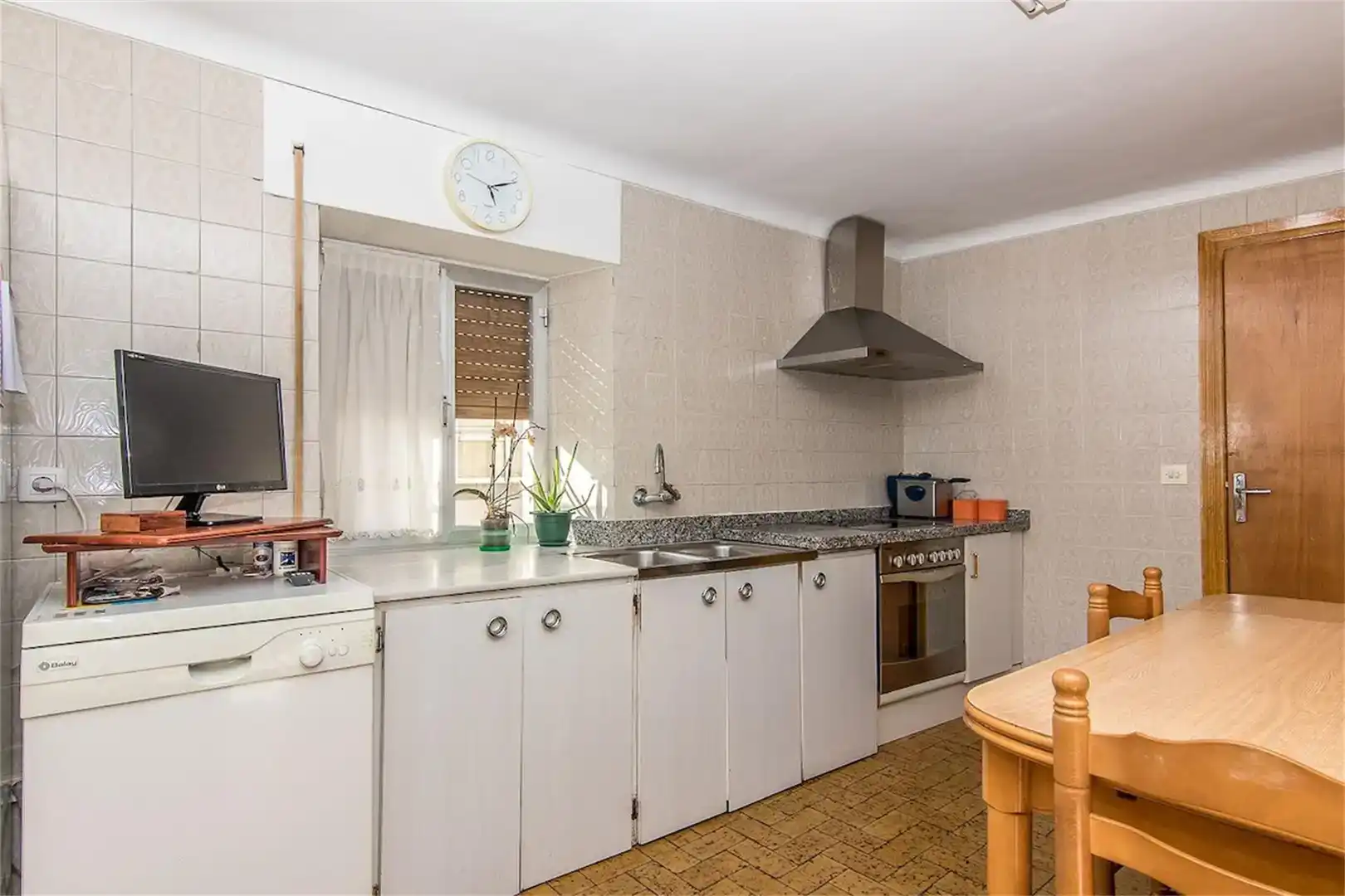 Cuina de Pis en venda en Cistierna amb Parquet, Moblat i Forn