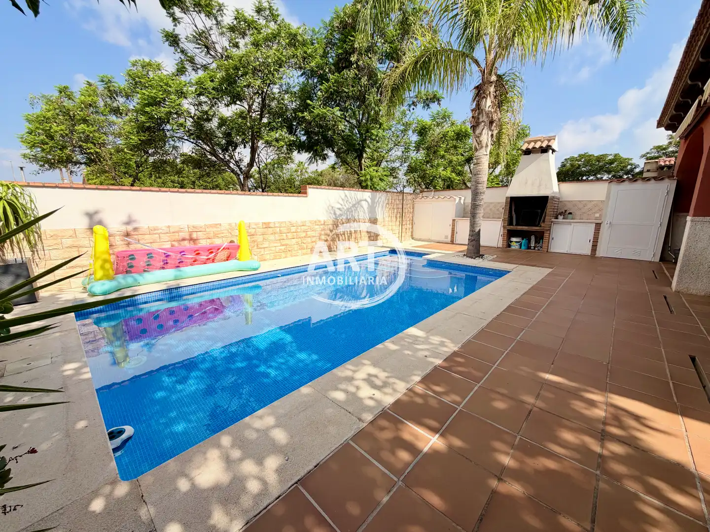 Piscina de Casa adosada en venda en La Pobla de Vallbona amb Aire condicionat, Calefacció i Jardí privat