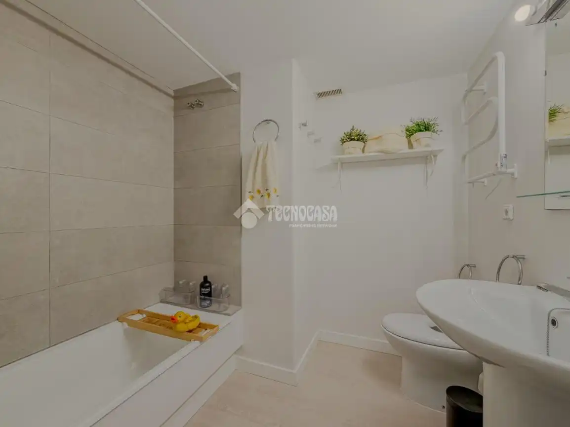 Baño de Piso en venta en Rota con Aire acondicionado, Calefacción y Jardín privado