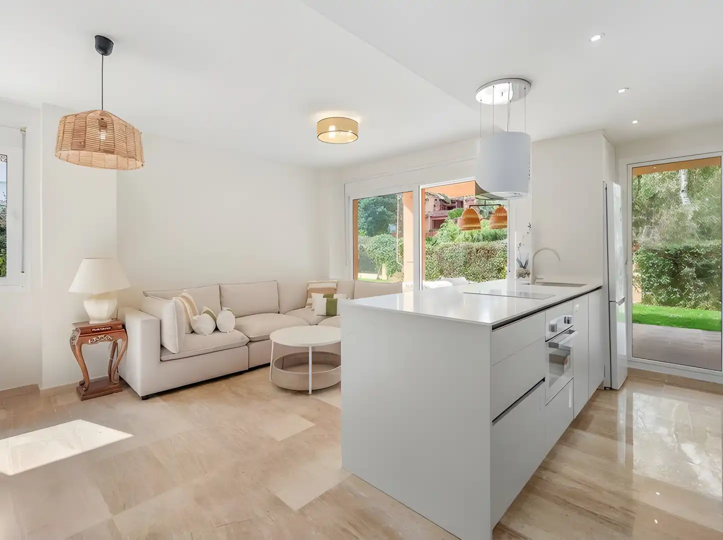 Wohnzimmer von Erdgeschoss zum Verkauf in Marbella mit Klimaanlage, Privatgarten und Terrasse