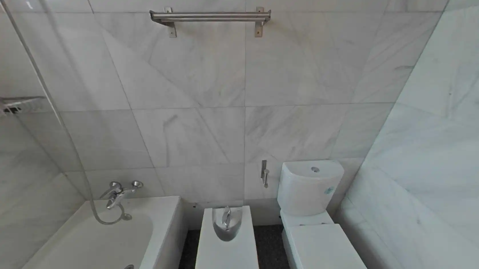 Bathroom of Flat for sale in Madrid  with Air Conditioner, Heating and Storage room