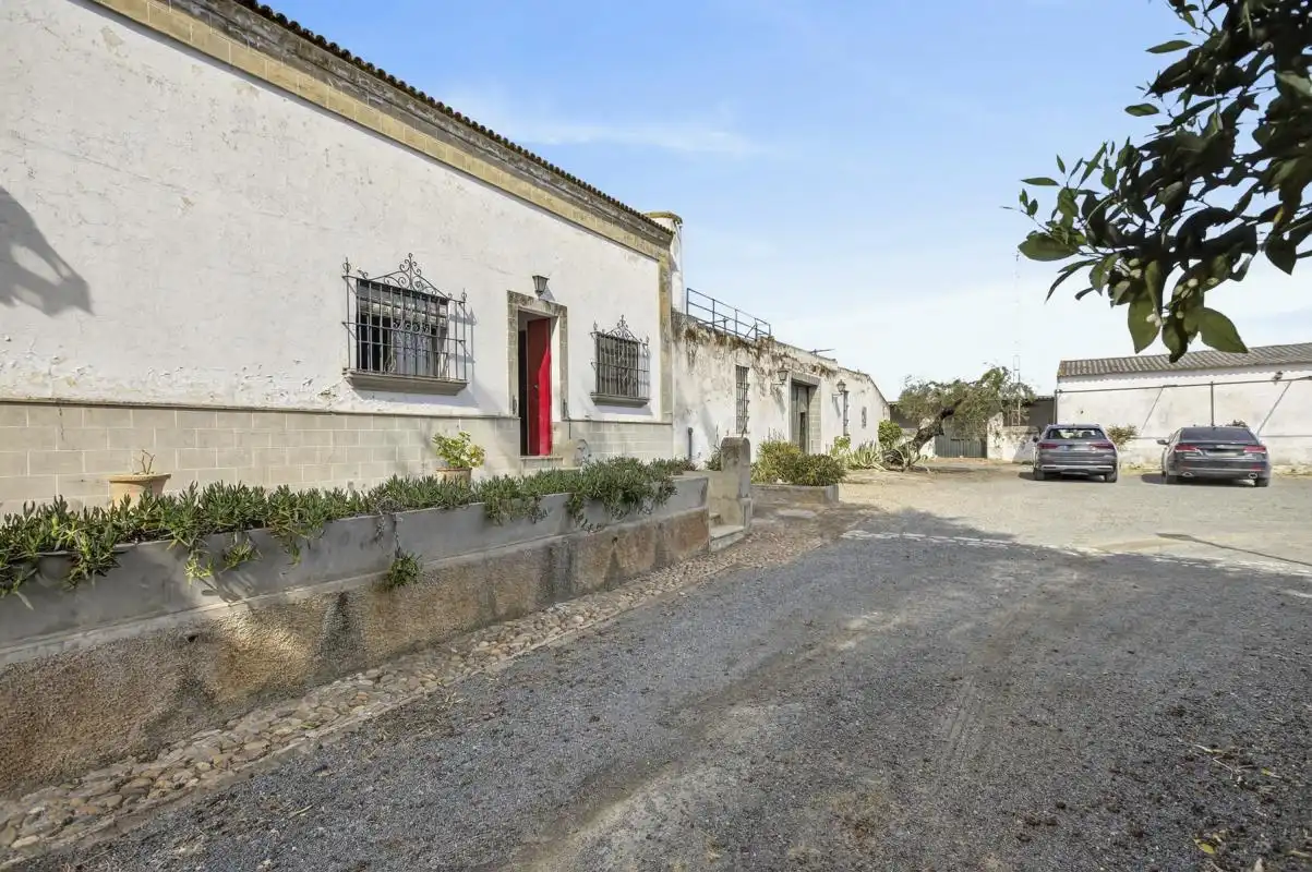 Außenansicht von Country house zum Verkauf in Lora del Río mit Heizung, Privatgarten und Terrasse