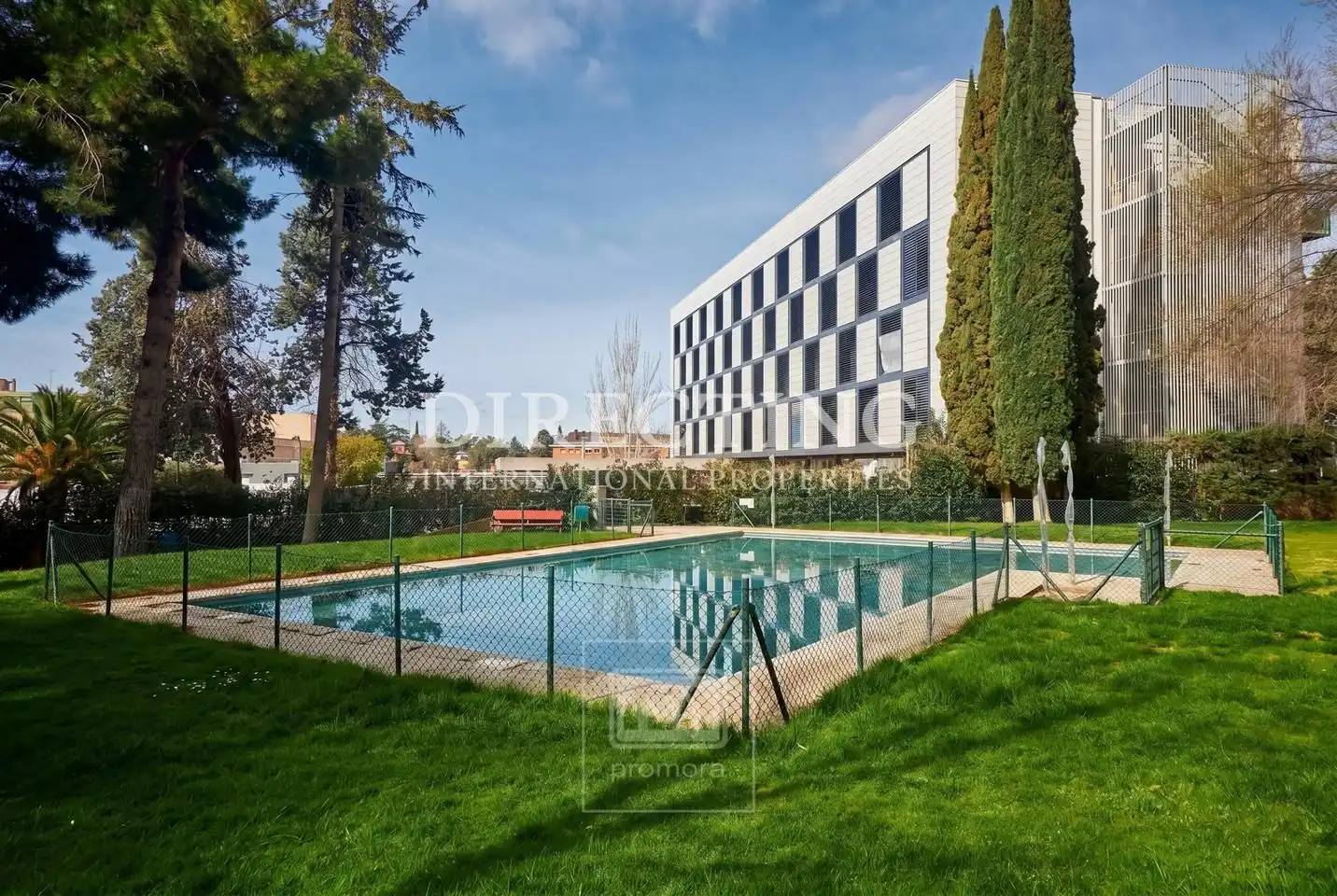 Swimming pool of Flat for sale in Madrid  with Air Conditioner, Heating and Parquet flooring