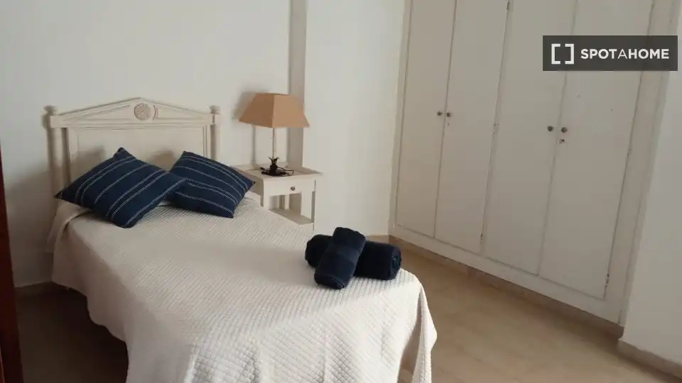 Dormitori de Pis per a compartir en Almería amb Aire condicionat, Calefacció i Moblat