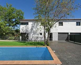 Vista exterior de Casa adosada en venda en Castellar del Vallès amb Jardí privat, Terrassa i Piscina