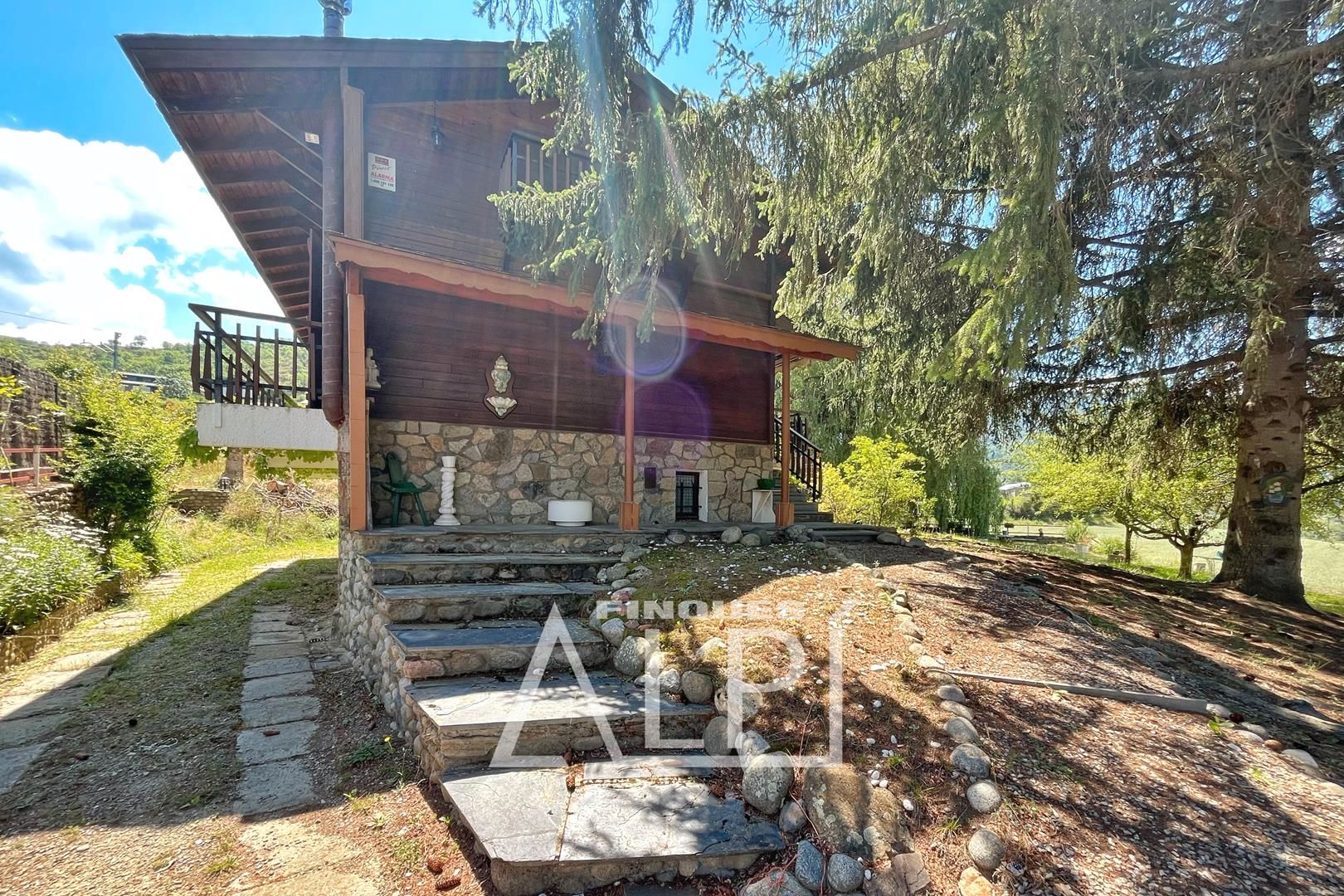 Vista exterior de Casa o xalet en venda en Fontanals de Cerdanya amb Calefacció, Jardí privat i Parquet