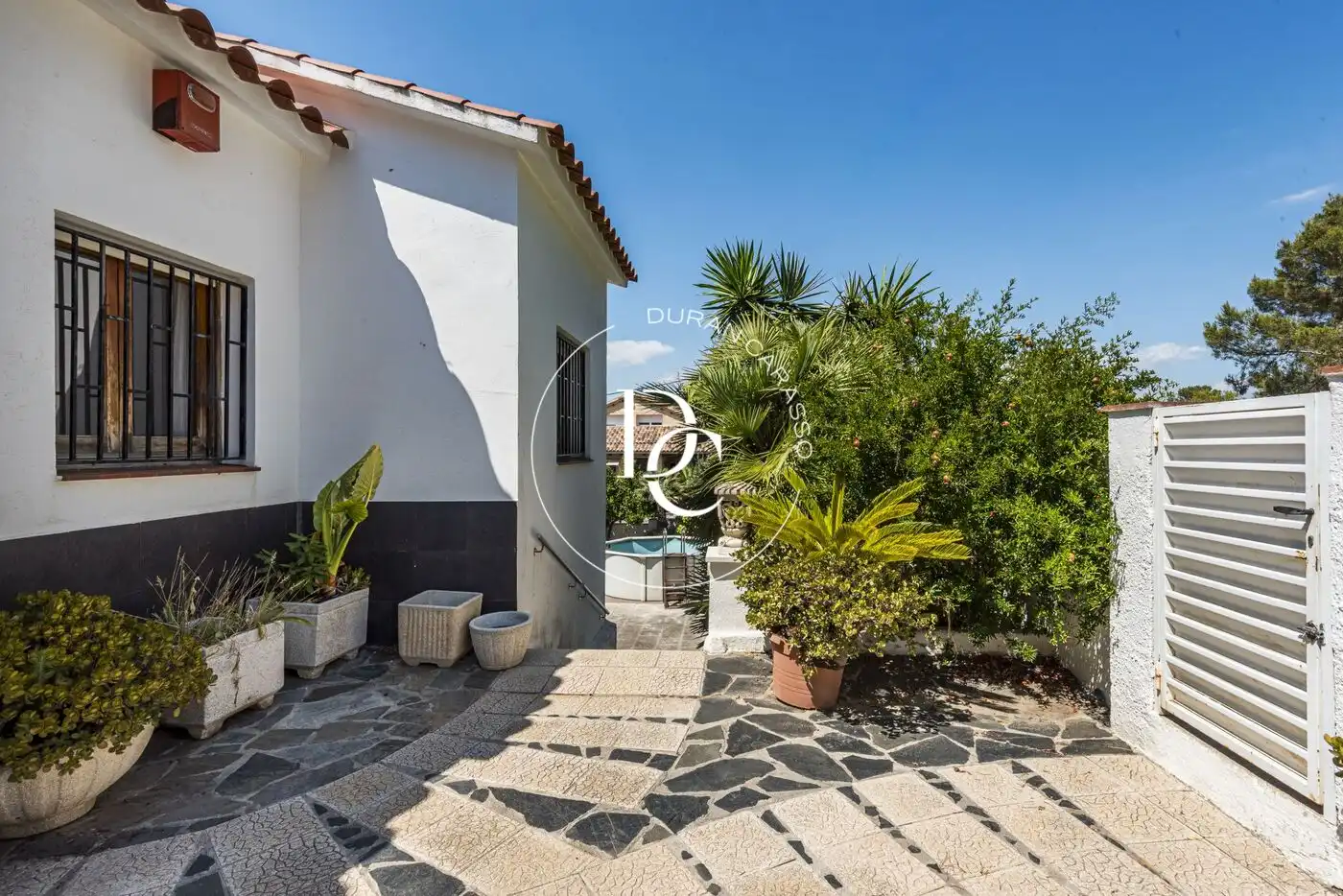 Vista exterior de Casa o xalet en venda en Sant Pere de Ribes amb Jardí privat, Terrassa i Traster