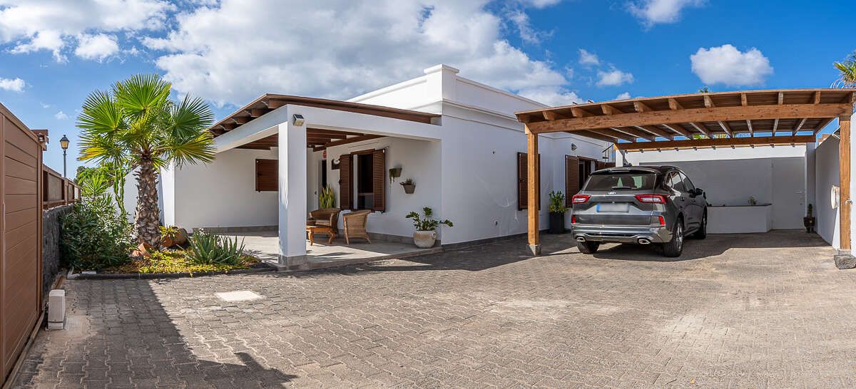 Exterior view of House or chalet for sale in Yaiza  with Air Conditioner, Swimming Pool and Furnished