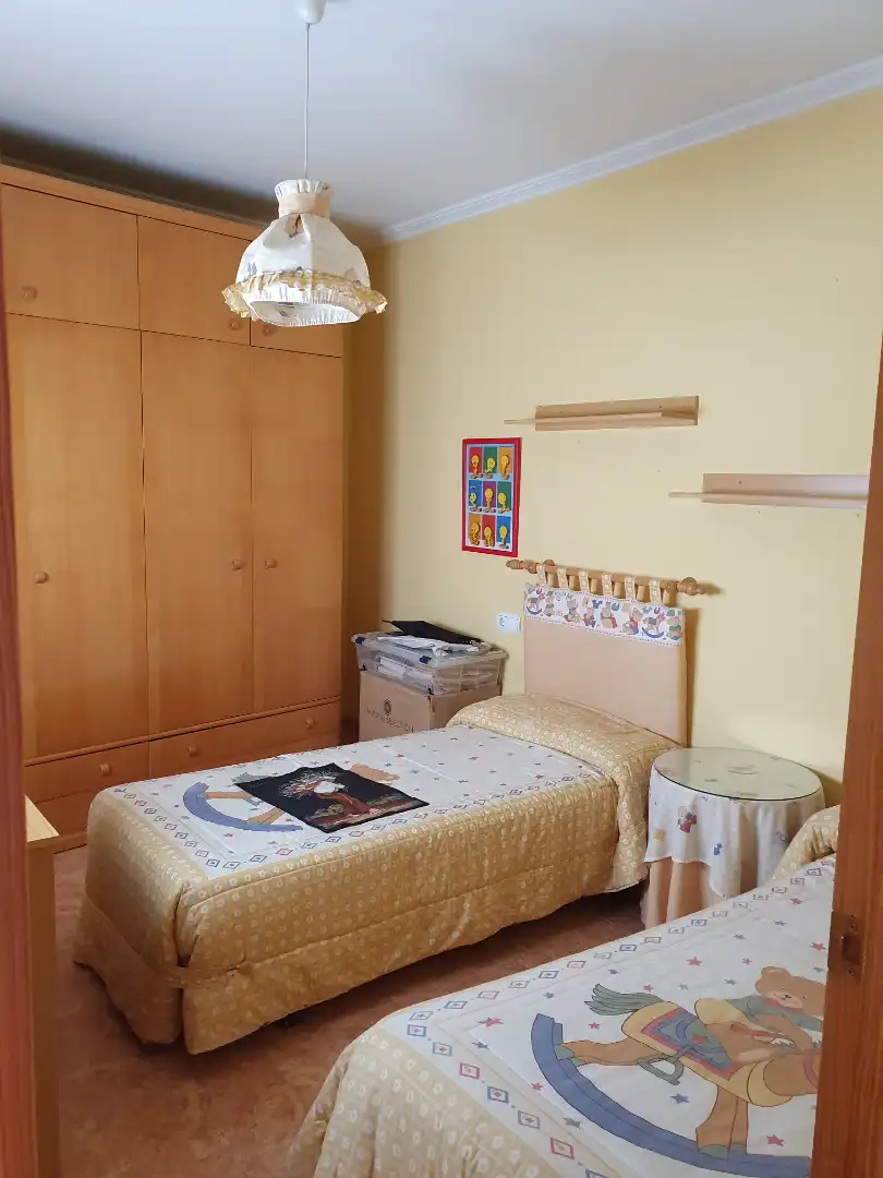 Dormitori de Casa o xalet en venda en Baza amb Calefacció, Moblat i Rentadora