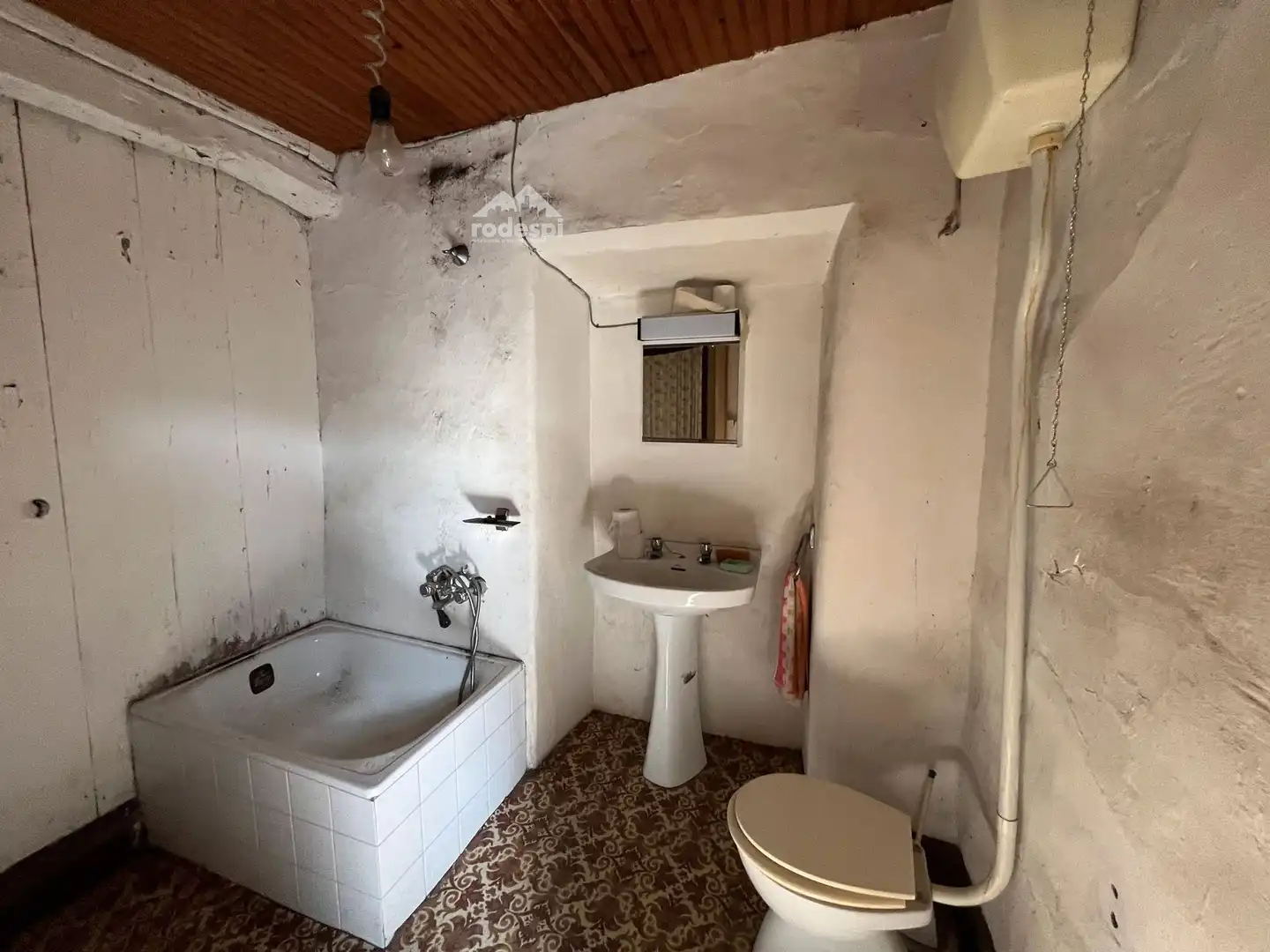 Badezimmer von Einfamilien-Reihenhaus zum Verkauf in Maside mit Möbliert