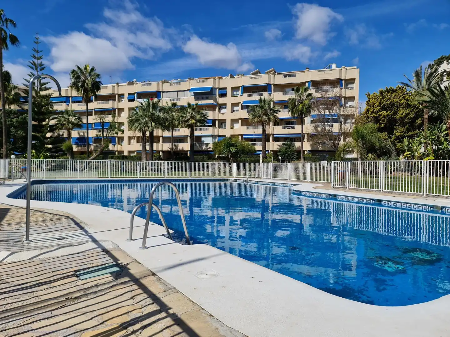 Piscina de Piso en venta en Torremolinos con Aire acondicionado, Calefacción y Jardín privado