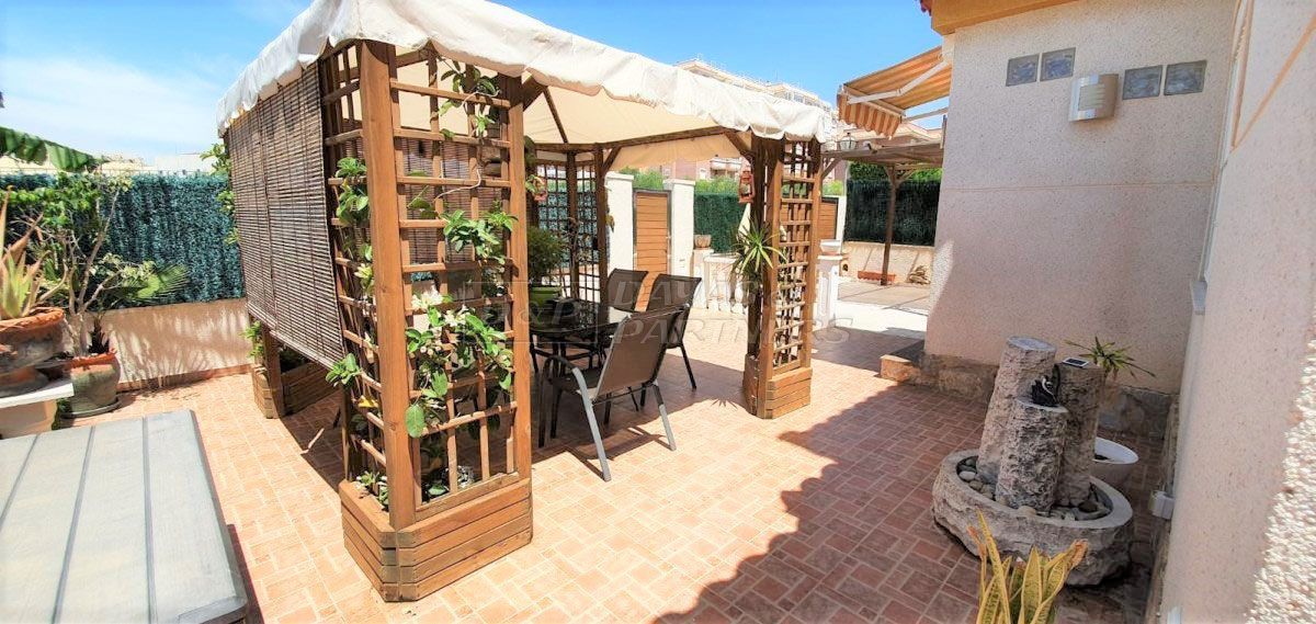 Terrace of House or chalet for sale in Torrevieja  with Air Conditioner, Heating and Private garden