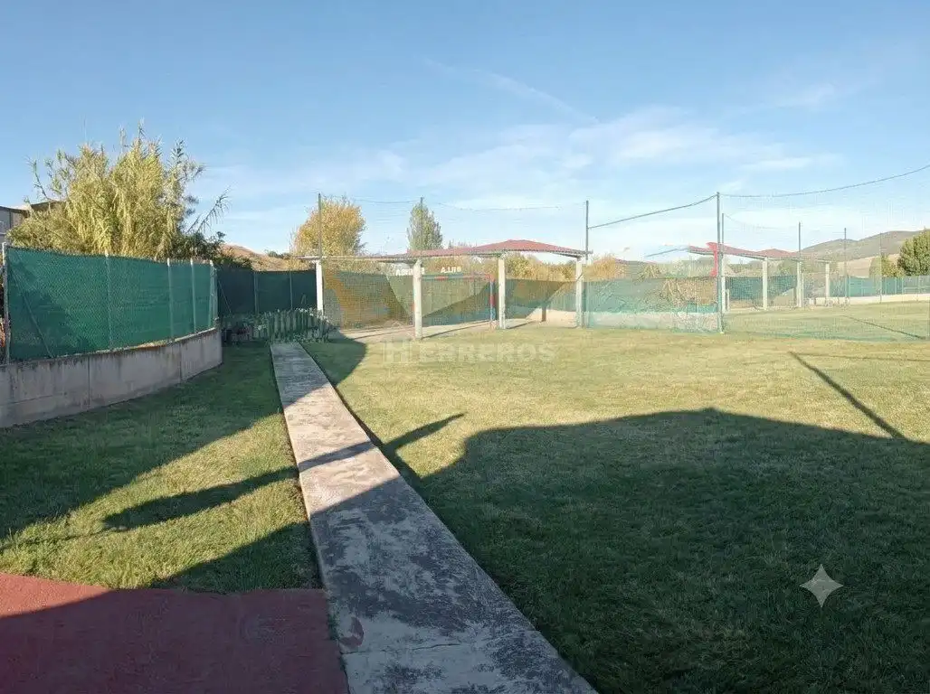 Jardí de Casa o xalet en venda en Ribafrecha amb Calefacció, Traster i Piscina