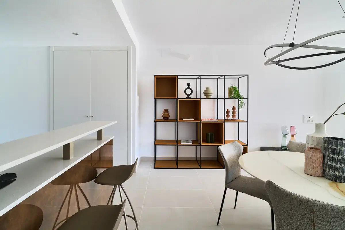 Sala d'estar de Planta baixa en venda en Estepona amb Aire condicionat, Jardí privat i Terrassa