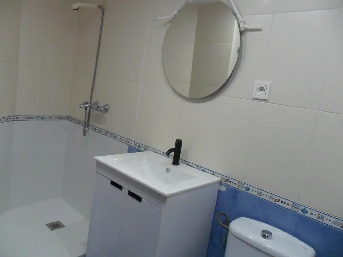 Bany de Pis de lloguer en Granada amb Aire condicionat, Terrassa i Moblat