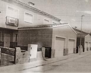 Vista exterior de Casa adosada en venda en Oropesa amb Terrassa