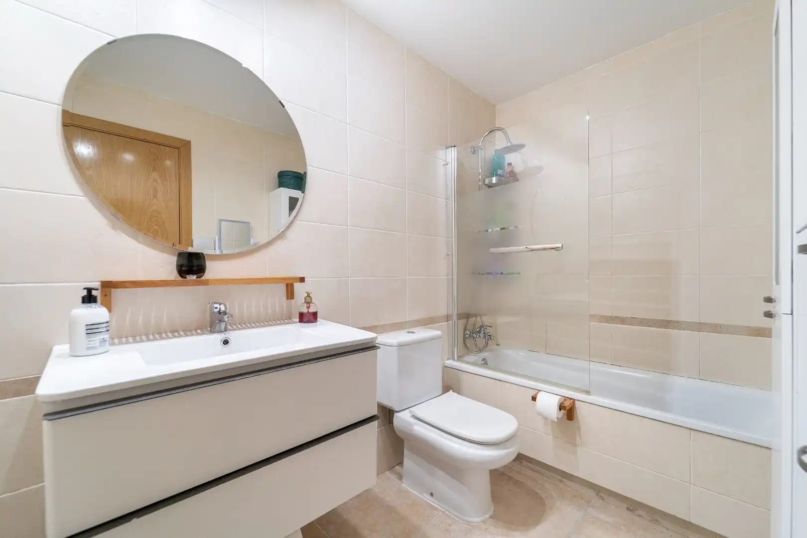 Baño de Casa adosada en venta en Casarrubios del Monte con Aire acondicionado, Calefacción y Jardín privado