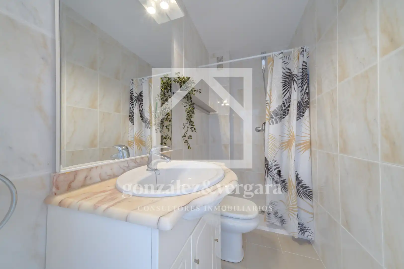 Badezimmer von Wohnungen zum Verkauf in Valencia mit Möbliert