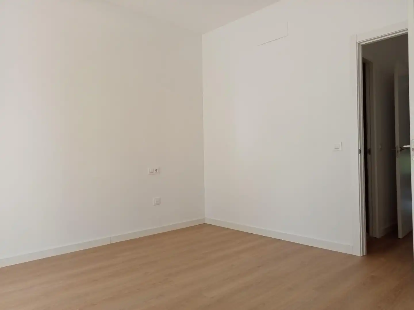 Schlafzimmer von Dachboden zur Miete in Espartinas mit Klimaanlage, Terrasse und Abstellraum