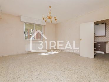 Piso con balcón en venta en Avenida ENTREVIAS