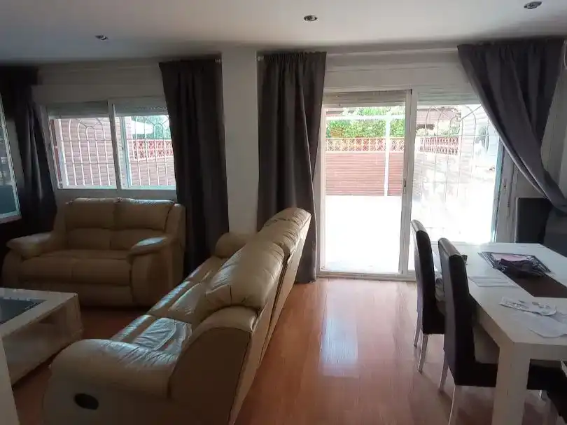 Sala d'estar de Casa adosada en venda en Alcalá de Henares amb Aire condicionat i Balcó