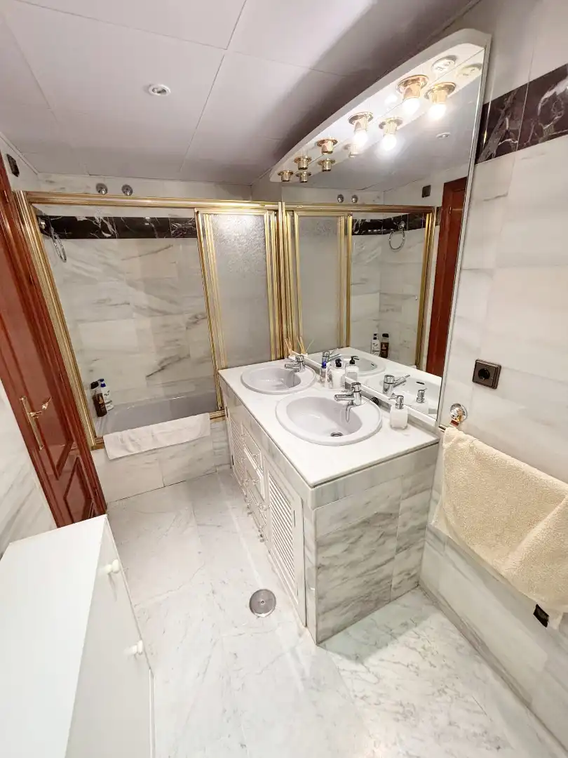 Bathroom of Flat for sale in Sevilla  with Air Conditioner, Terrace and Community pool
