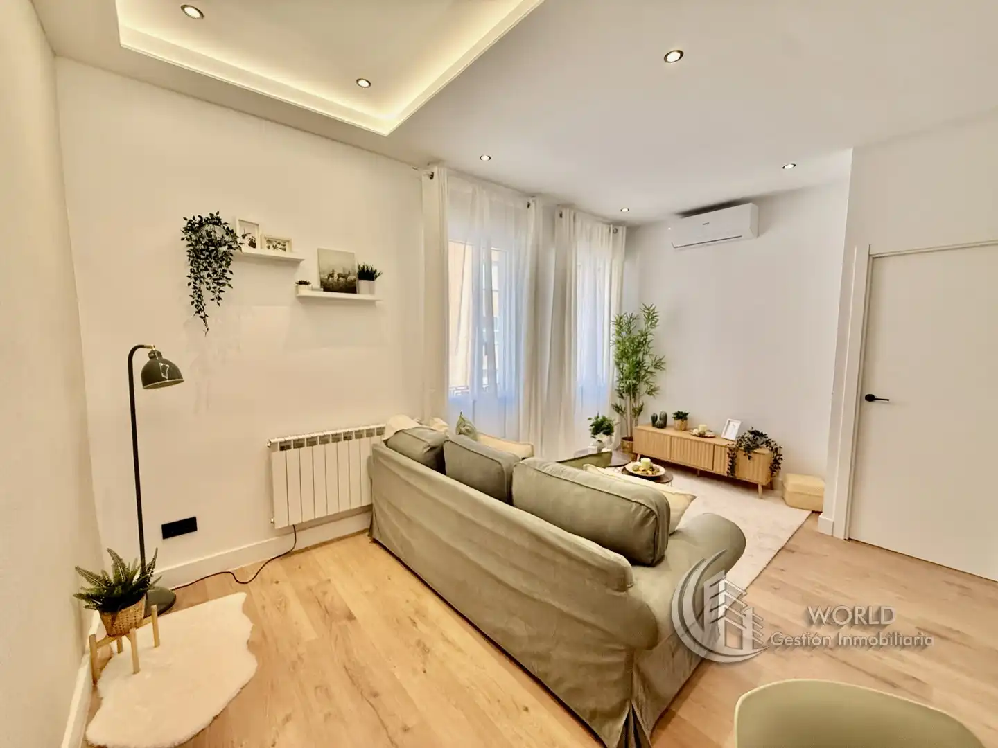 Living room of Flat for sale in Madrid  with Air Conditioner, Heating and Furnished