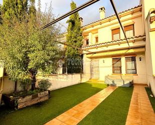 Vista exterior de Casa adosada en venda en El Hito  amb Calefacció, Jardí privat i Traster