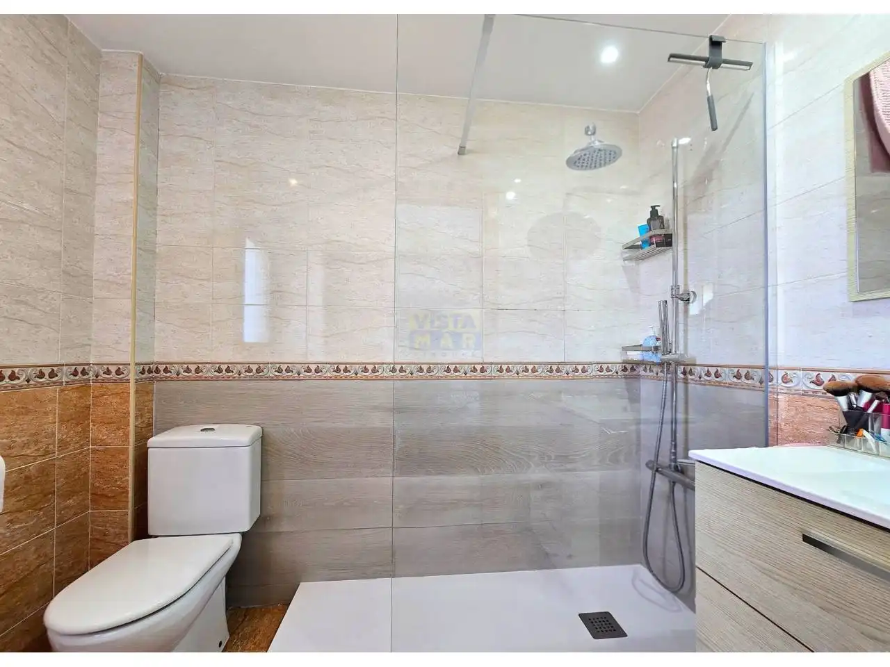 Baño de Casa adosada en venta en Vilanova i la Geltrú con Aire acondicionado, Calefacción y Jardín privado