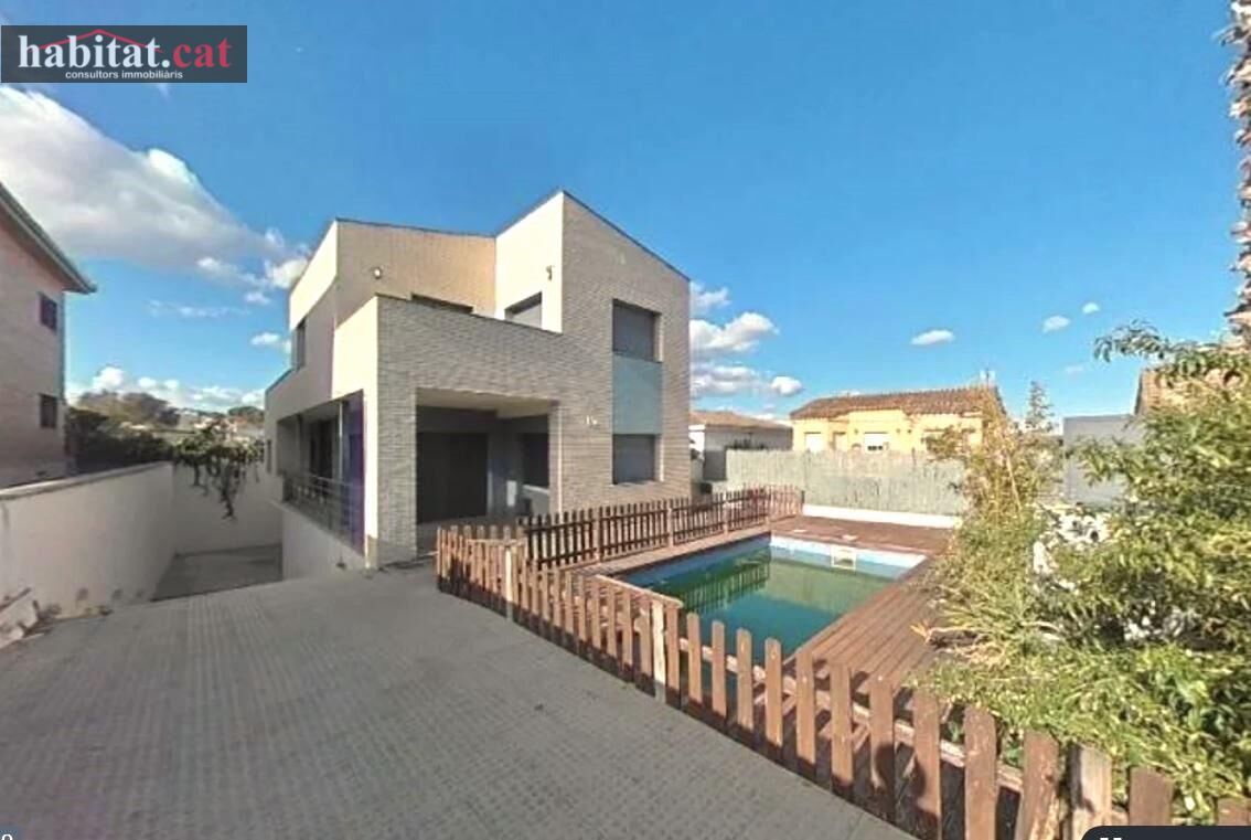 Vista exterior de Casa o chalet en venta en Vilanova i la Geltrú con Piscina y Balcón